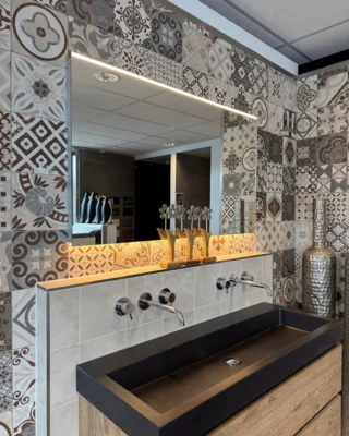 Upgrade je badkamer met een spiegel die techniek en stijl combineert.
#badkamerdesign #spiegelmetverlichting #MartensMeijer #interieurtrends