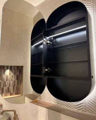 Elevate your space with a mirror that stands out as a design piece.
#interiordesign #premiummirror #MartensMeijer #stylishspaces