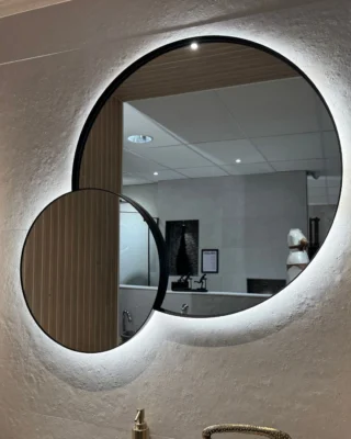 Combineer een maatwerk spiegel met slimme functies: sensor, verwarming, verlichting.
#slimdesign #badkamerinspiratie #MartensMeijer #techniek